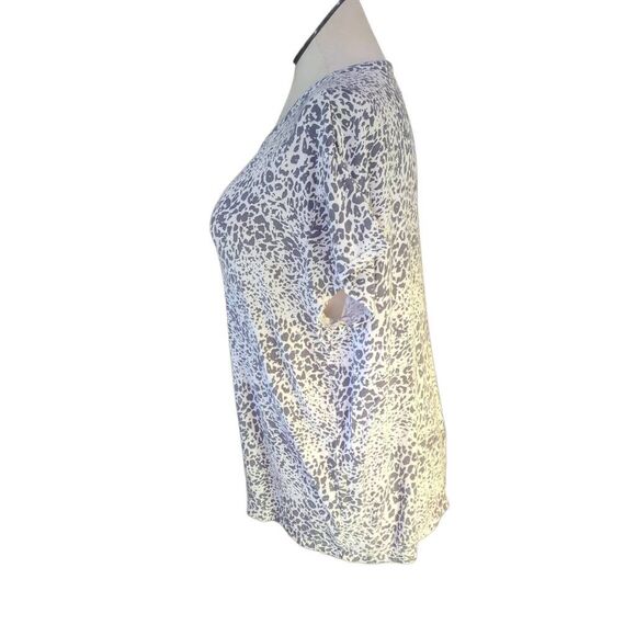 Koolaburra by UGG Women's 1X Petite Short Sleeve Animal Print Tee Gray White - Picture 4 of 8